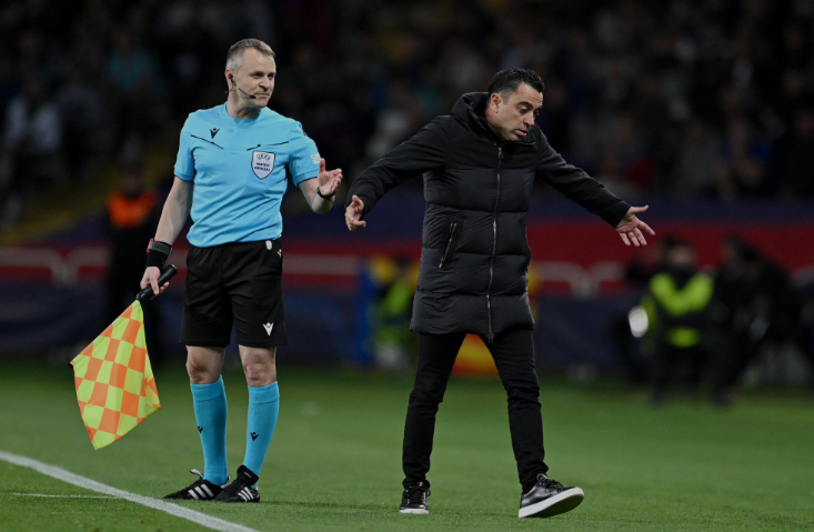 Xavi culpa al árbitro de la salida del Barcelona de la CL